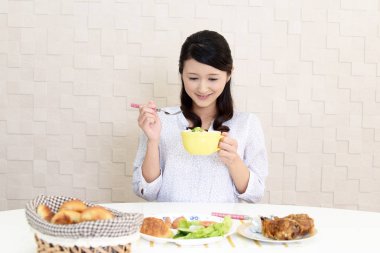 Genç bayan kahvaltı yapıyor.