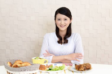 Genç bayan kahvaltı yapıyor.