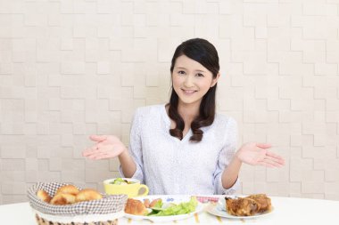 Genç bayan kahvaltı yapıyor.