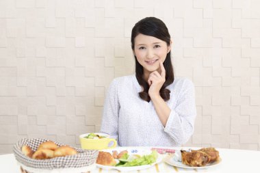 Genç bayan kahvaltı yapıyor.