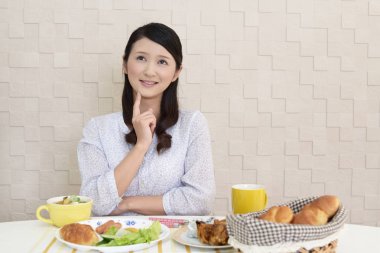 Genç bayan kahvaltı yapıyor.