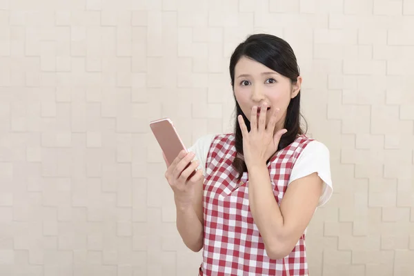 Surpris Femme Asiatique Avec Téléphone Intelligent — Photo