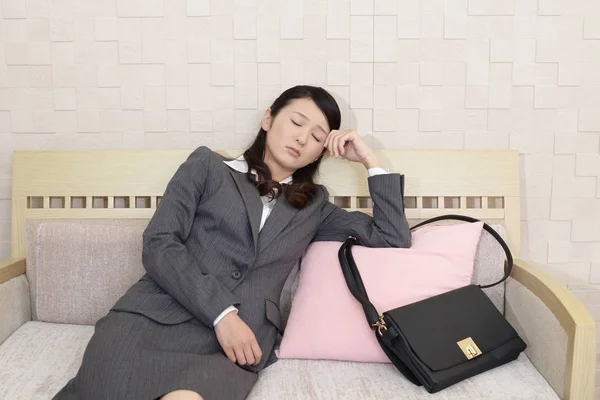 Mujer Negocios Cansada Durmiendo Sofá — Foto de Stock