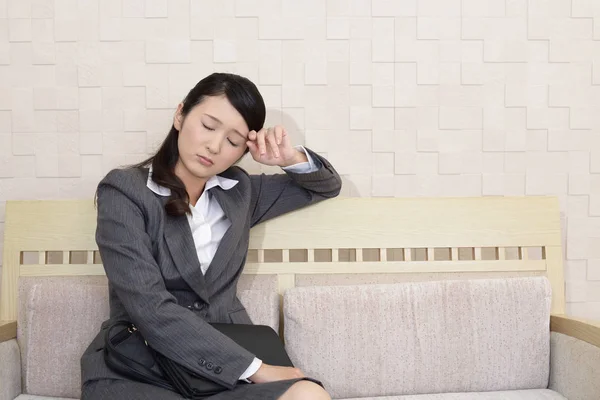 Asiatiska Affärskvinna Känner Sig Trött Och Stressad — Stockfoto