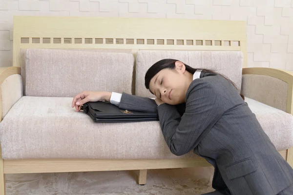 Cansada Mulher Negócios Dormindo Sofá — Fotografia de Stock