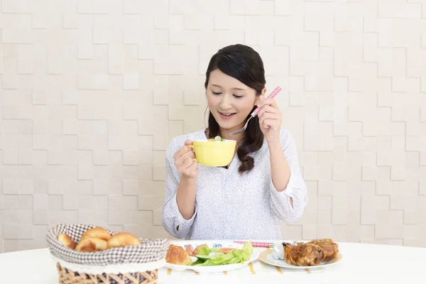 Mujer Joven Desayunando — Foto de Stock