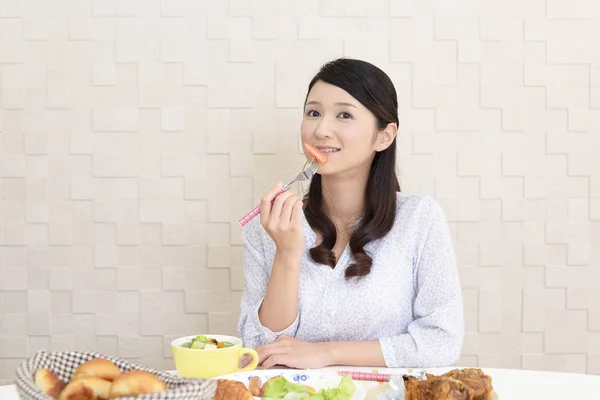 Mujer Joven Desayunando — Foto de Stock