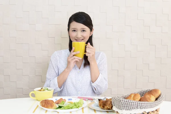 Mujer Joven Desayunando — Foto de Stock