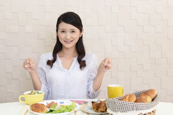 Mujer Joven Desayunando — Foto de Stock