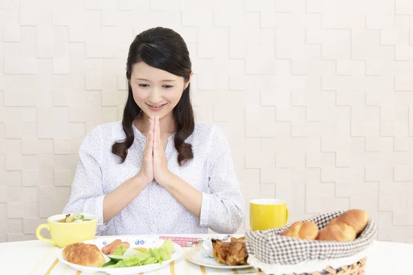 Mujer Joven Desayunando — Foto de Stock