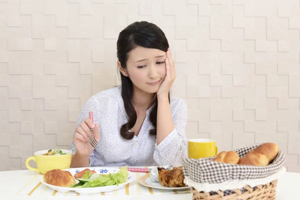 Retrato Mujer Sin Apetito Frente Comida —  Fotos de Stock