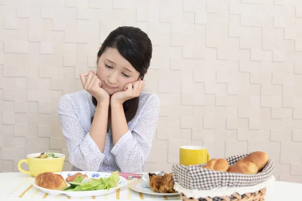 Portret Van Een Vrouw Met Geen Eetlust Voor Maaltijd — Stockfoto