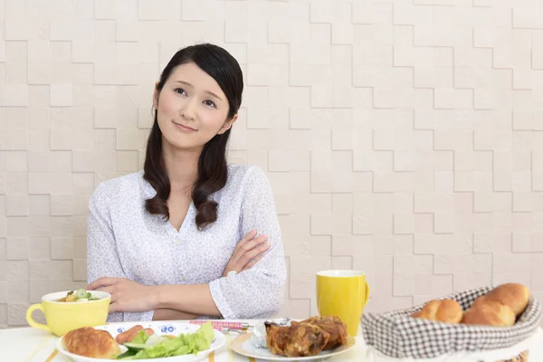 Mujer Joven Desayunando — Foto de Stock