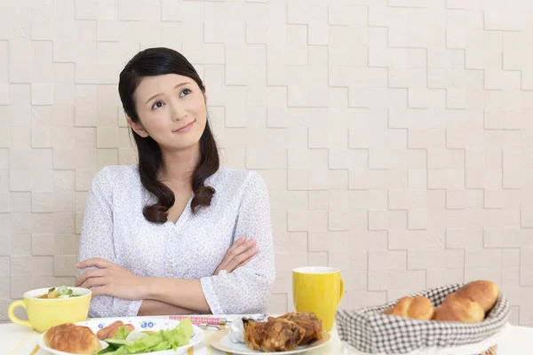 Mujer Joven Desayunando — Foto de Stock