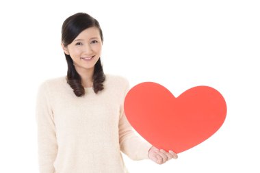 Gülümseyen kadın holding kırmızı kalp aşk sembolü