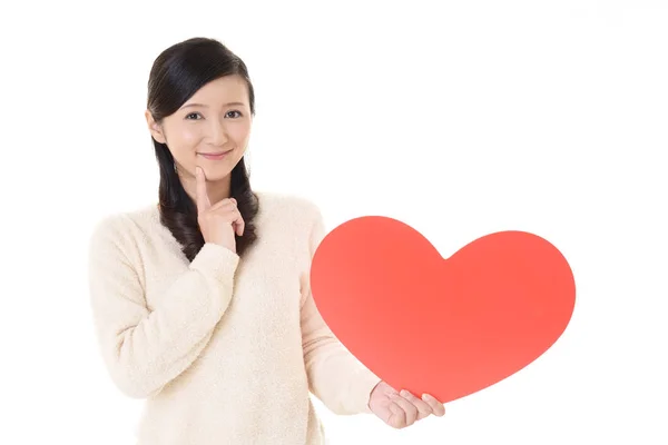 Leende Kvinna Anläggning Rött Hjärta Love Symbol — Stockfoto