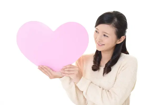 女性持株ピンク ハート愛記号の笑顔 — ストック写真