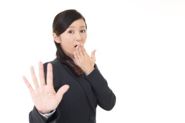 Kadın dur işareti yapıyor.