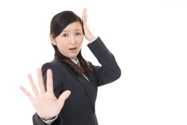 Kadın dur işareti yapıyor.