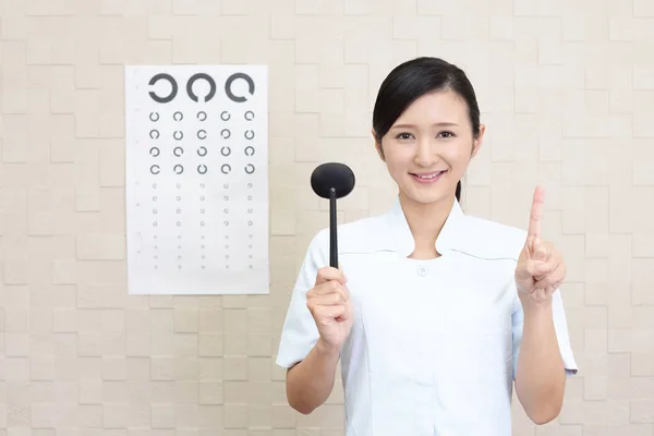 Mujer Oftalmóloga Sonriente Médico —  Fotos de Stock