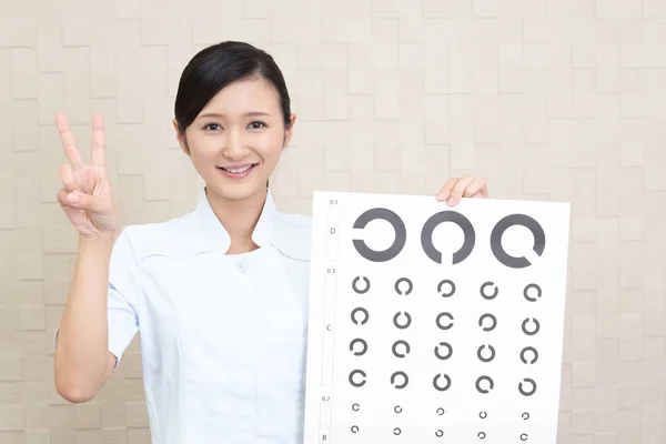Lächelnde Augenärztin Ärztin — Stockfoto