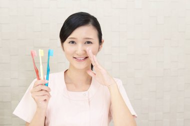 Diş doktorum diş fırçası ile gülümseyen