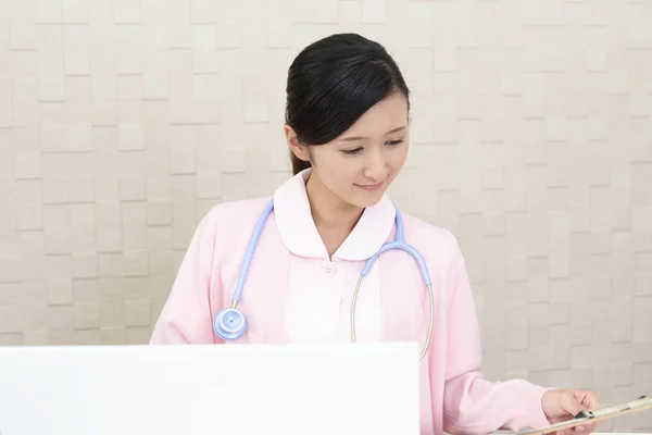 Ασιατισα Θηλυκό Νοσοκόμα Που Χρησιμοποιούν Φορητό Υπολογιστή — Φωτογραφία Αρχείου