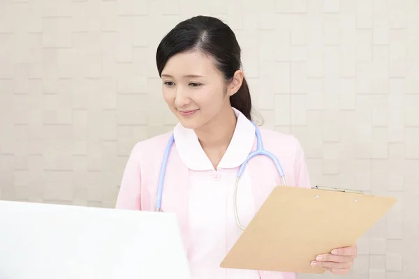 Asiatico Femmina Infermiera Utilizzando Laptop — Foto Stock