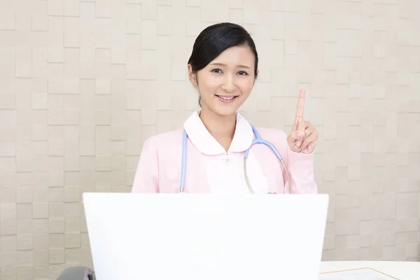 Asian Female Nurse Using Laptop — Stock Photo, Image