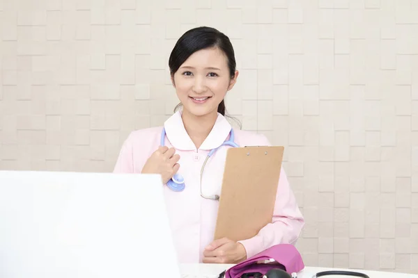 Asiatische Weibliche Krankenschwester Mit Laptop — Stockfoto