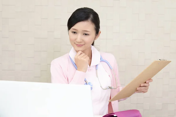 Asiatische Weibliche Krankenschwester Mit Laptop — Stockfoto