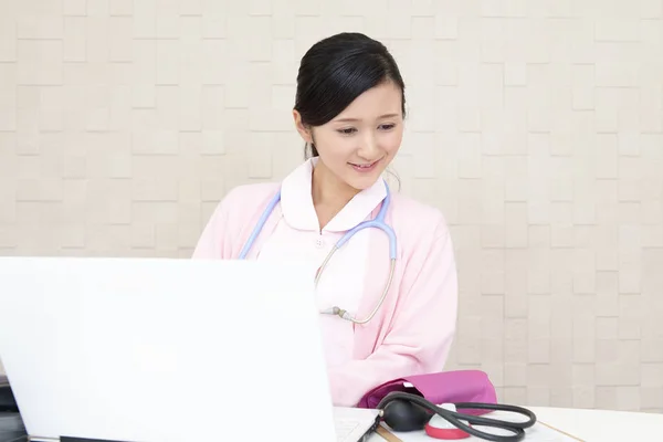 Ασιατισα Θηλυκό Νοσοκόμα Που Χρησιμοποιούν Φορητό Υπολογιστή — Φωτογραφία Αρχείου