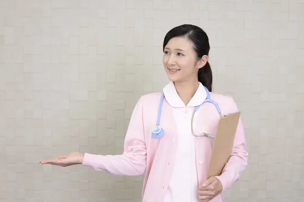 Krankenschwester Zeigt Etwas Auf Der Handfläche — Stockfoto