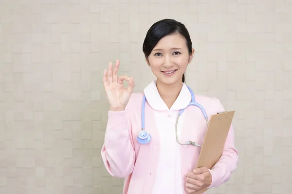 Sorridente Infermiera Femminile Con Segno Della Mano — Foto Stock