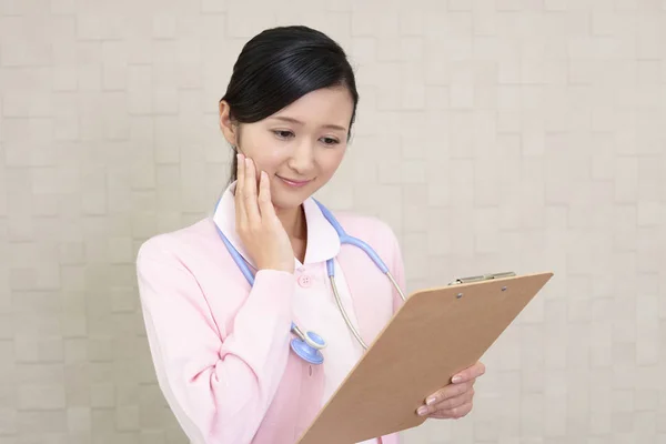 Porträt Einer Jungen Krankenschwester — Stockfoto