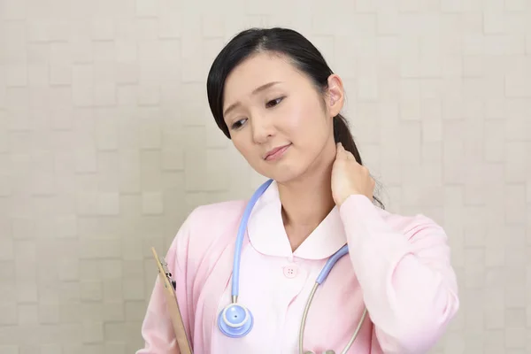 Enfermeira Que Tem Uma Dor Ombro — Fotografia de Stock