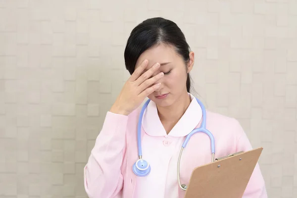 Jovem Enfermeira Médica Que Está Cansada — Fotografia de Stock