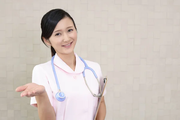 Female Nurse Showing Something Palm Her Hand — Stock Photo, Image