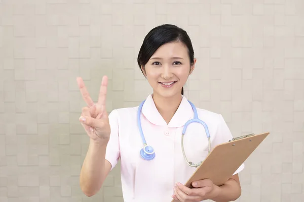 Porträt Der Krankenschwester Mit Geste Nummer Zwei — Stockfoto