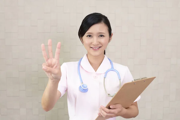 Retrato Enfermeira Mostrando Gesto Número Três — Fotografia de Stock