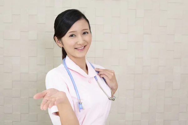 Kobiece Pielęgniarki Pokazano Coś Jej Dłoni — Zdjęcie stockowe