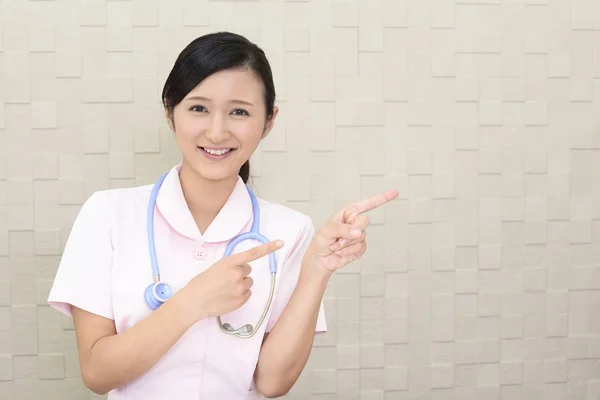 指している若い女性看護師 — ストック写真