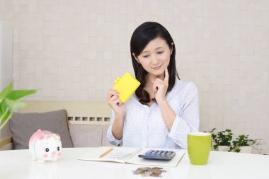 Bir hesap makinesi ile hayal kırıklığına kadın