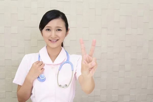 Retrato Enfermera Mostrando Gesto Número Dos — Foto de Stock