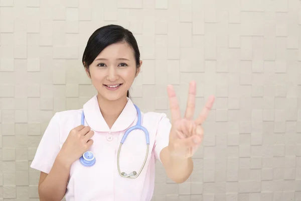 Retrato Enfermera Mostrando Gesto Número Tres — Foto de Stock