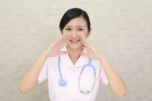 Retrato Enfermera Llamando Alguien — Foto de Stock