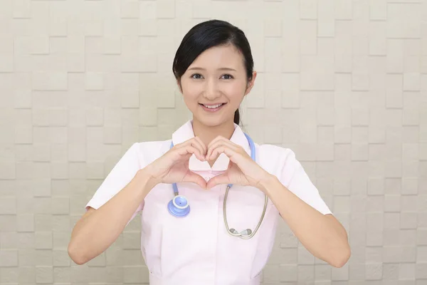 Úsměvem Zdravotní Sestra Vydělávání Láska Srdce Gesto Rukama — Stock fotografie