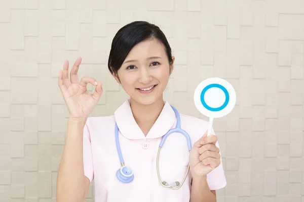 Lächelnde Krankenschwester Mit Einem Zeichen — Stockfoto