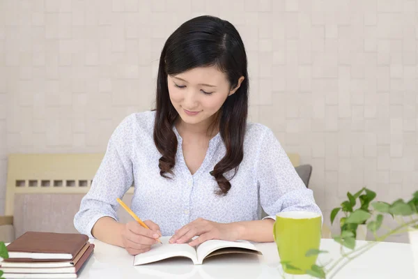 Mujer Escribiendo Diario —  Fotos de Stock