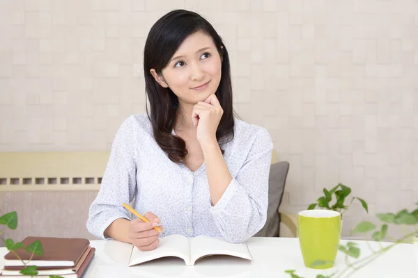 Mujer Escribiendo Diario —  Fotos de Stock